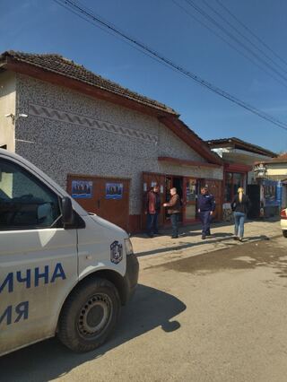 Списъци с лица, организирани да гласуват срещу имотна облага, са открити при полицейска операция в Каменар