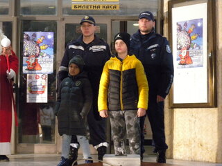 Полицай и пожарникар запалиха светлините на коледната елха в Разград