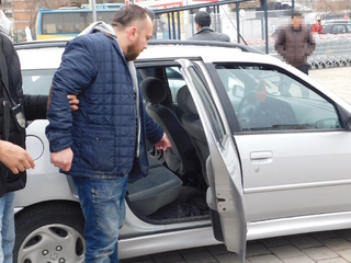 Задържаха четирима криминално проявени с над 5 000 таблетки амфетамин