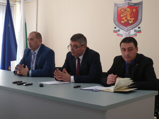 Прокуратурата в Разград повдигна по две обвинения на всеки от петимата задържани за наркооранжерията