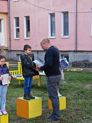 ПОЛИЦЕЙСКИТЕ СЛУЖИТЕЛИ В ДВЕ МОГИЛИ ЩЕ ПОМАГАТ НА ДЕЦАТА В ОБУЧЕНИЯТА ПО БЕЗОПАСНОСТ НА ДВИЖЕНИЕТО НА НОВА ПЛОЩАДКА В ДГ “СВ. СВ. КИРИЛ И МЕТОДИЙ”