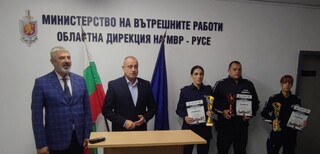 ОБЛАСТНИЯТ УПРАВИТЕЛ НА РУСЕ ДРАГОМИР ДРАГАНОВ ОТЛИЧИ ТРИМА ПЪТНИ ПОЛИЦАИ