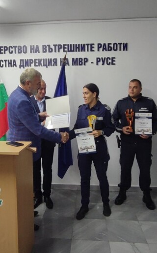 ОБЛАСТНИЯТ УПРАВИТЕЛ НА РУСЕ ДРАГОМИР ДРАГАНОВ ОТЛИЧИ ТРИМА ПЪТНИ ПОЛИЦАИ