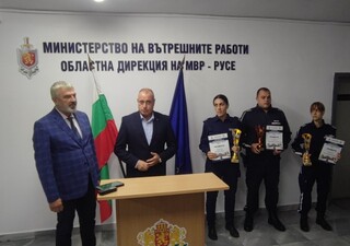 ОБЛАСТНИЯТ УПРАВИТЕЛ НА РУСЕ ДРАГОМИР ДРАГАНОВ ОТЛИЧИ ТРИМА ПЪТНИ ПОЛИЦАИ