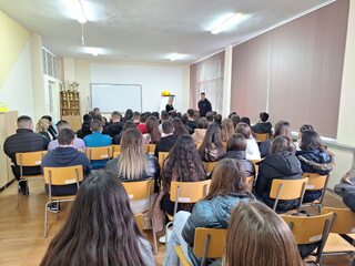 ПОСЛЕДИЦИТЕ ОТ УПОТРЕБАТА НА АЛКОХОЛ И НАРКОТИЦИ БЕ ТЕМАТА ДИСКУТИРАНА ДНЕС С УЧЕНИЦИ В ГР. ДВЕ МОГИЛИ