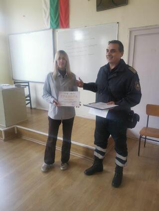 Отличиха трима ученици от областта, участвали в национален конкурс, като автори на есета за доброволците