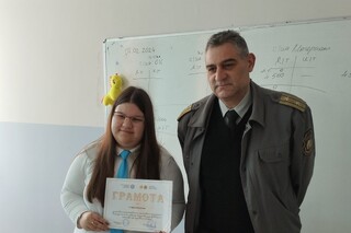 Отличиха трима ученици от областта, участвали в национален конкурс, като автори на есета за доброволците