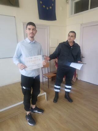 Отличиха трима ученици от областта, участвали в национален конкурс, като автори на есета за доброволците