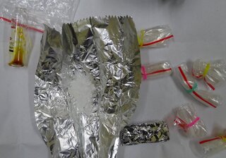 Полицейски служители на ОДМВР-Русе задържаха три лица притежаващи и разпространяващи наркотични вещества