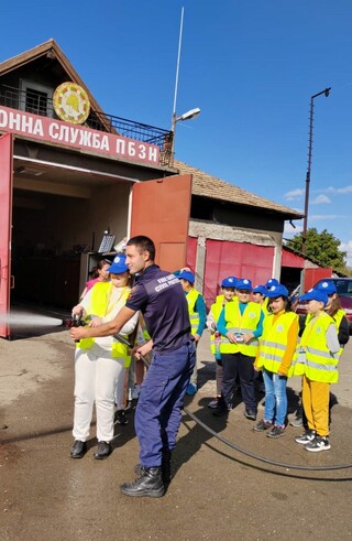 УЧЕНИЦИ ОТ ДЕТСКОТО ПОЛИЦЕЙСКО УПРАВЛЕНИЕ В СЛИВО ПОЛЕ ГОСТУВАХА ДНЕС НА ПОЖАРНИКАРИТЕ