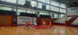 ОТБОРЪТ НА СУПНЕ „ФРИДРИХ ШИЛЕР" – РУСЕ, СЛЕДВАН ОТ ТОЗИ НА  СУЕЕ „КОНСТАНТИН КИРИЛ ФИЛОСОФ" – РУСЕ И НА СУ „ВАСИЛ ЛЕВСКИ“ – РУСЕ СЕ ПОДРЕДИХА НА ПОЧЕТНАТА СТЪЛБИЦА В КЛАСИРАНЕТО, СЛЕД УПОРИТА НАДПРЕВАРА С ТЕХНИ ВРЪСТНИЦИ, В СЪСТЕЗАНИЕ ПО СТРИЙТБОЛ