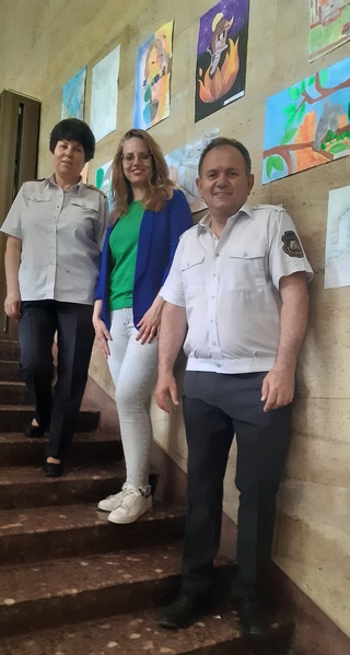 ЗА ДЕНЯ НА ДЕТЕТО ПОЖАРНАТА ГОСТУВА В РУСЕНСКАТА РЕГИОНАЛНА БИБЛИОТЕКА С ИЗЛОЖБАТА „С ОЧИТЕ СИ ВИДЯХ БЕДАТА“