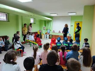 ПОЛИЦАИ ГОСТУВАХА НА ДЕЦА ОТ ДГ "СВ. СВ. КИРИЛ И МЕТОДИЙ" - ГР. ДВЕ МОГИЛИ И ПРОВЕДОХА С ТЯХ ЗАНЯТИЕ ПО БЕЗОПАСНОСТ НА ДВИЖЕНИЕТО