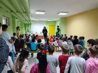ПОЛИЦАИ ГОСТУВАХА НА ДЕЦА ОТ ДГ "СВ. СВ. КИРИЛ И МЕТОДИЙ" - ГР. ДВЕ МОГИЛИ И ПРОВЕДОХА С ТЯХ ЗАНЯТИЕ ПО БЕЗОПАСНОСТ НА ДВИЖЕНИЕТО
