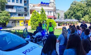 ПОЛИЦАИ ОТ РУСЕНСКО СЕ ВКЛЮЧИХА В ИНИЦИИРАНИТЕ ДНЕС В ЦЯЛАТА СТРАНА ТЕМАТИЧНИ СЪБИТИЯ ЗА ДЕНЯ НА БЕЗОПАСНОСТТА НА ДВИЖЕНИЕТО ПО ПЪТИЩАТА