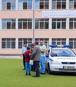 ПОЛИЦАИ ГОСТУВАХА ДНЕС В ОСНОВНО УЧИЛИЩЕ "БРАТЯ МИЛАДИНОВИ" В РУСЕ