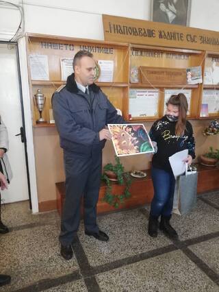НЕЛИЯ ДИМИТРОВА ОТ ОУ „СВ. КЛИМЕНТ ОХРИДСКИ“ В С. ДОЛНА СТУДЕНА СПЕЧЕЛИ ТРЕТО МЯСТО В ТАЗГОДИШНОТО ИЗДАНИЕ НА МЕЖДУНАРОДНИЯ КОНКУРС ЗА ДЕТСКА РИСУНКА „С ОЧИТЕ СИ ВИДЯХ БЕДАТА“