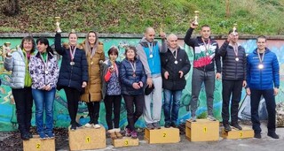 СЪСТЕЗАТЕЛИ ОТ ОДМВР-РУСЕ И РДПБЗН-РУСЕ С КУПИ И МЕДАЛИ ОТ ДЪРЖАВНОТО ПЪРВЕНСТВО ПО СПОРТНО ОРИЕНТИРАНЕ ЗА РАБОТНИЦИ И СЛУЖИТЕЛИ