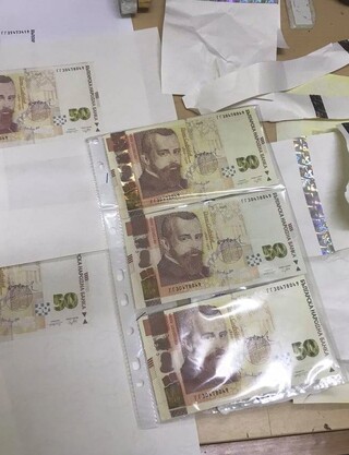 РУСЕНСКИ ПОЛИЦАИ РАЗКРИХА ПЕЧАТНИЦА ЗА ПАРИ И ЛИЦАТА ПРОКАРВАЛИ В ОБРЪЩЕНИЕ НЕИСТИНСКИТЕ ПАРИЧНИ ЗНАЦИ