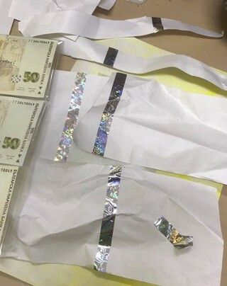 РУСЕНСКИ ПОЛИЦАИ РАЗКРИХА ПЕЧАТНИЦА ЗА ПАРИ И ЛИЦАТА ПРОКАРВАЛИ В ОБРЪЩЕНИЕ НЕИСТИНСКИТЕ ПАРИЧНИ ЗНАЦИ