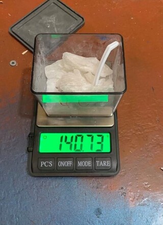 Оранжерия за отглеждане на марихуана, продукти и пособия за производство на наркотици, различни видове дрога, оръжия и боеприпаси разкри русенската полиция при поредните две успешни акции по противодействие на наркопроизводството и разпространението