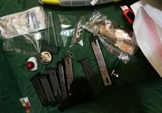 Оранжерия за отглеждане на марихуана, продукти и пособия за производство на наркотици, различни видове дрога, оръжия и боеприпаси разкри русенската полиция при поредните две успешни акции по противодействие на наркопроизводството и разпространението