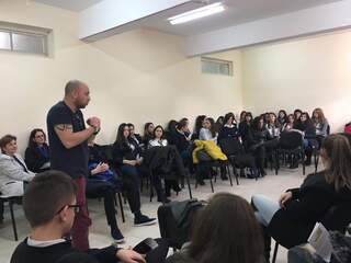 ТЕМАТА ЗА РИСКОВЕТЕ И ОПАСНОСТИТЕ НА ГРАНИЦИТЕ НА ВИРТУАЛНОТО ПРОСТРАНСТВО И РЕАЛНОСТТА, ОТНОВО БЕ ДИСКУТИРАНА НА СРЕЩА МЕЖДУ ПОЛИЦИЯ И УЧЕНИЦИ