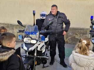 Столични полицаи изнесоха открит урок пред деца от 7-мо СУ „Свети Седмочисленици“