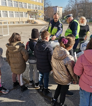 Столични полицаи гостуваха на третокласници