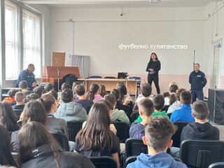 „Нека посещението на спортни срещи да е празник“ – под този наслов премина поредният разговор в столично училище между гимназисти и полицаи от СДВР.