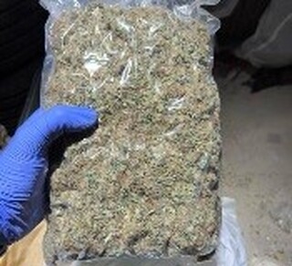 Близо два килограма марихуана иззеха полицаи от СДВР