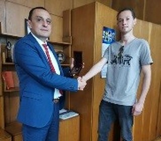Директорът на СДВР награди с плакети двама младежи за доблестна постъпка