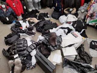 Полицаи от СДВР иззеха голямо количество артикули със знаците на защитени търговски марки