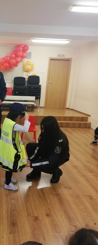 На 9 март столични полицаи гостуваха в детска градина „Българче“ в ж.к. „Люлин“