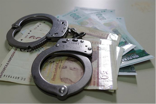 В резултат на проведено разследване криминалисти на Пето РУ задържаха 30-годишна жена за присвояване на пари и стоки