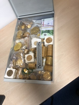 Криминалисти на СДВР задържаха шестима участници в група за изнудване и пране на пари