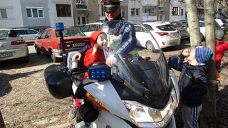 Полицаят е на пътя, за да ви помага
