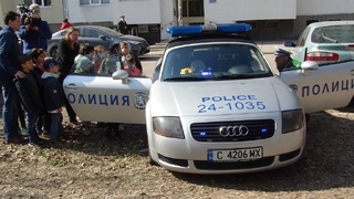 Полицаят е на пътя, за да ви помага
