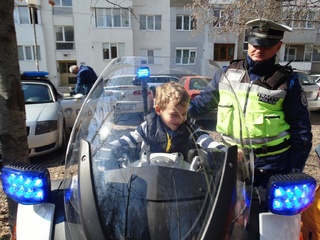 Полицаят е на пътя, за да ви помага