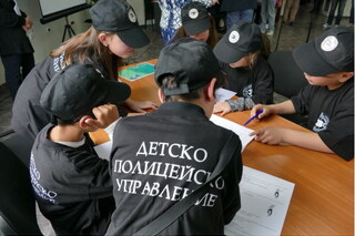 Малките доброволци от Детското полицейско управление на Трето РУ – СДВР получиха грамоти за успешно завършената първа година