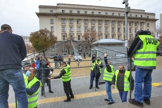 Членове на СФСМВР разпънаха палатка пред сградата на Народното събрание