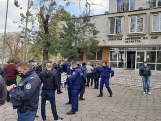 Вълната от недоволство премина и през Силистра, Плевен и Хасково - дванадесетият, тринадесетият и четиринадесетият от поредицата "мълчаливи" протести, организирани от СФСМВР