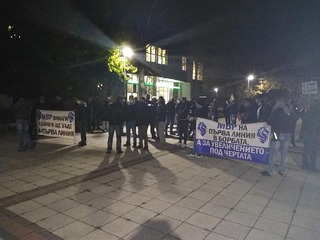 Вълната на недоволство премина и през Гоце Делчев, Сандански и Разград - осмият, деветият и десетият от поредицата "мълчаливи" протести, организирани от СФСМВР