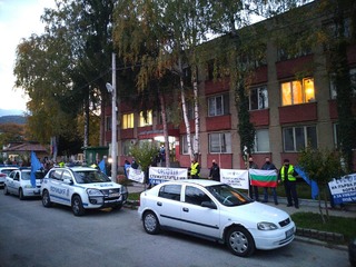 Вълната на недоволство премина и през Гоце Делчев, Сандански и Разград - осмият, деветият и десетият от поредицата "мълчаливи" протести, организирани от СФСМВР