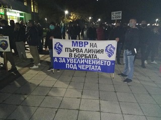 Вълната на недоволство премина и през Гоце Делчев, Сандански и Разград - осмият, деветият и десетият от поредицата "мълчаливи" протести, организирани от СФСМВР