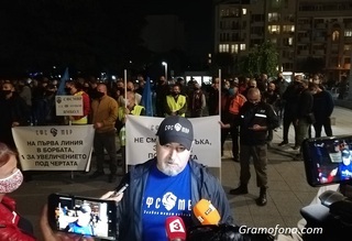Бургас и Пловдив поеха щафетата - петият и шестият от поредицата "мълчаливи" протести, организирани от СФСМВР