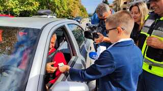 Ученици и пътни полицаи изпитваха водачи в Шумен познават ли Закона за движение по пътищата
