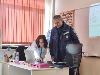Директорът на областната дирекция и служители на сектор „Пътна полиция“ гостуваха на ученици от Шумен, изобретили дрегер