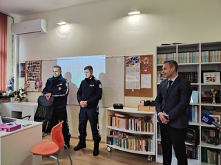 Директорът на областната дирекция и служители на сектор „Пътна полиция“ гостуваха на ученици от Шумен, изобретили дрегер
