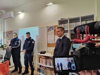 Директорът на областната дирекция и служители на сектор „Пътна полиция“ гостуваха на ученици от Шумен, изобретили дрегер